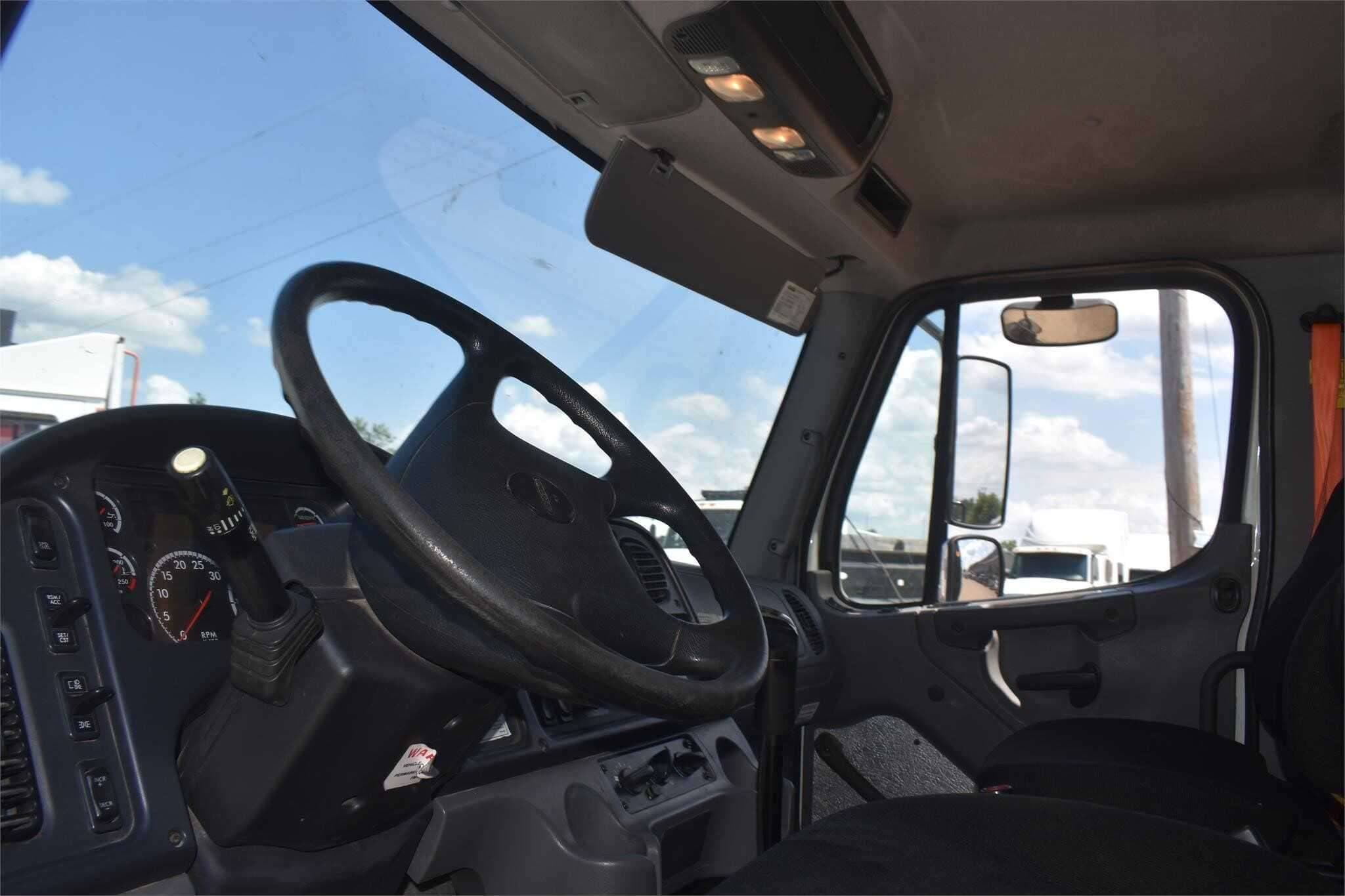 2017 Freightliner M2 image 6