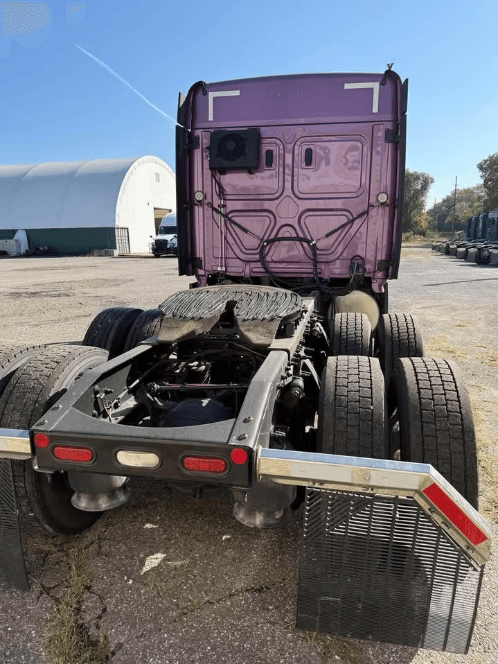 2022 Freightliner Cascadia image 2