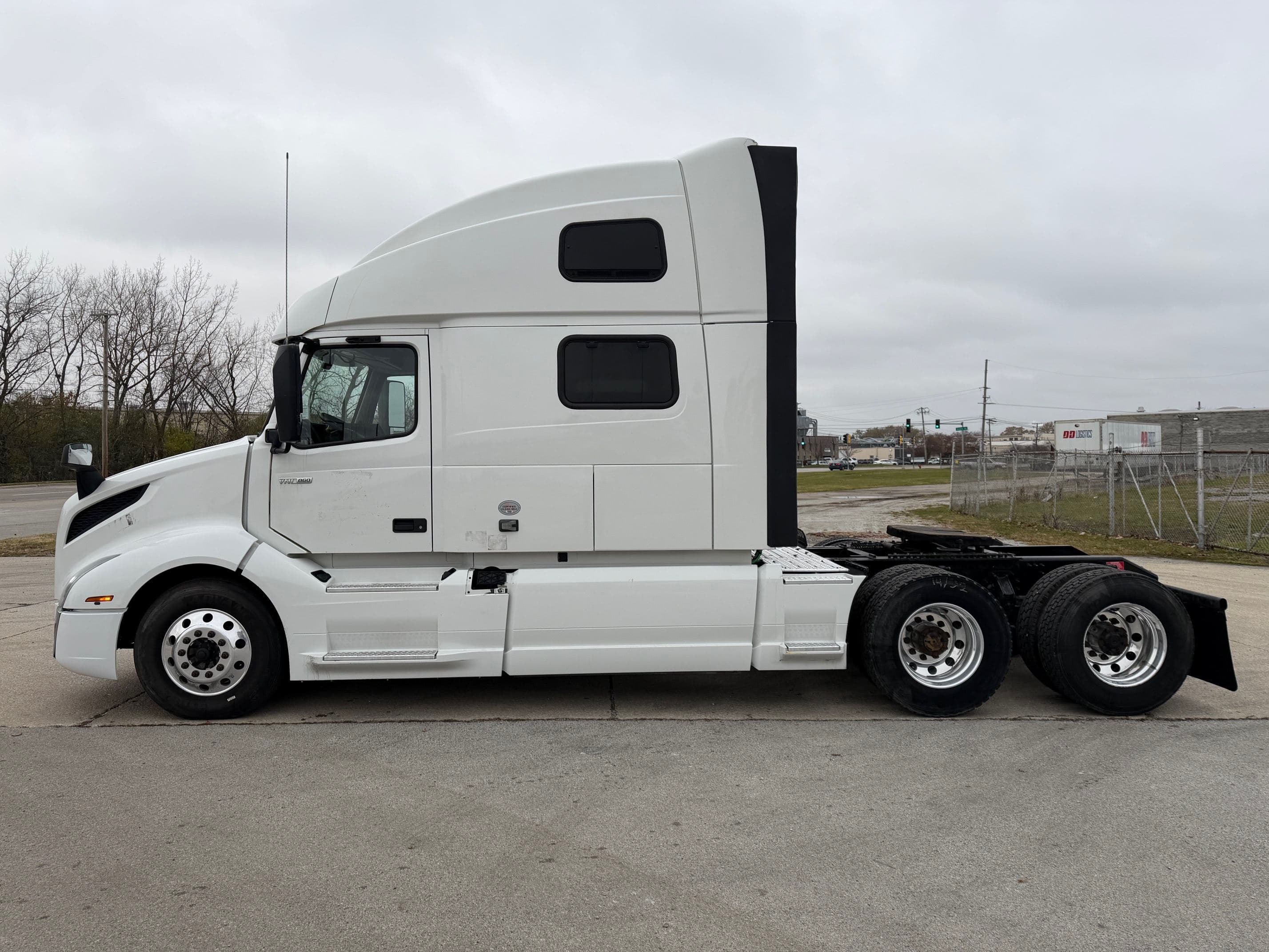 2023 Volvo VNL image 5