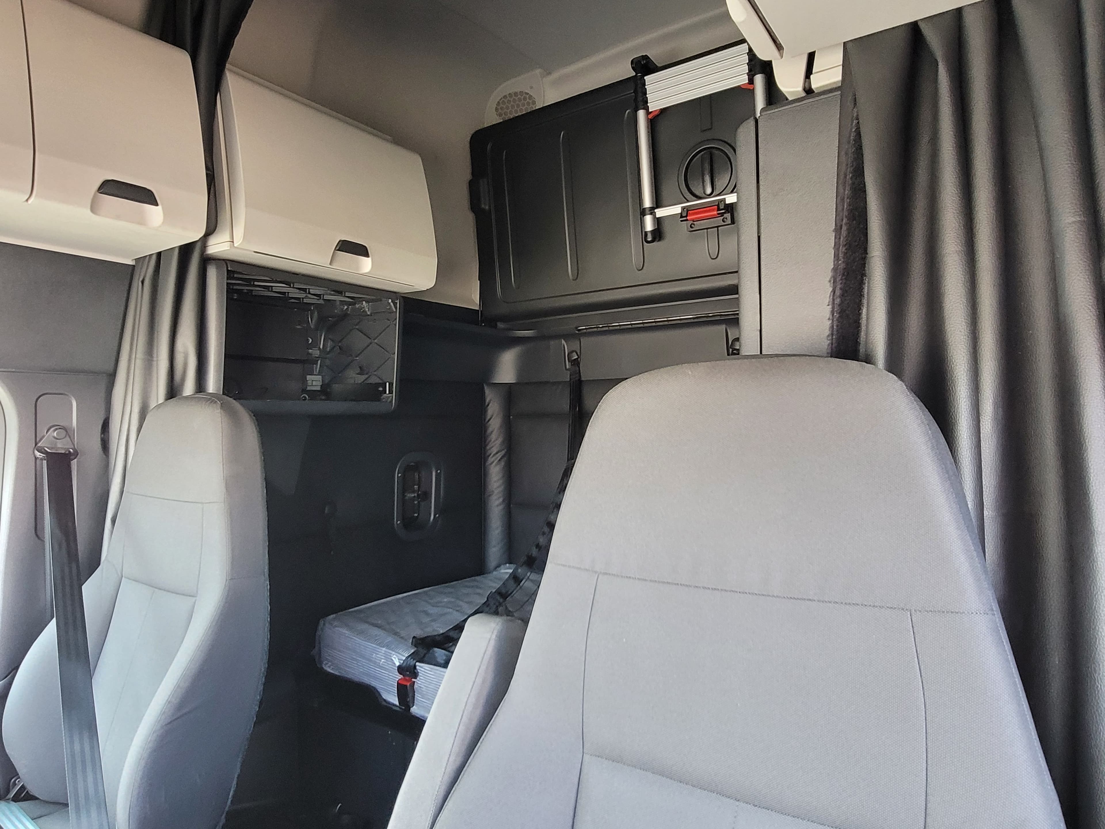 2023 Freightliner Cascadia 125 image 8