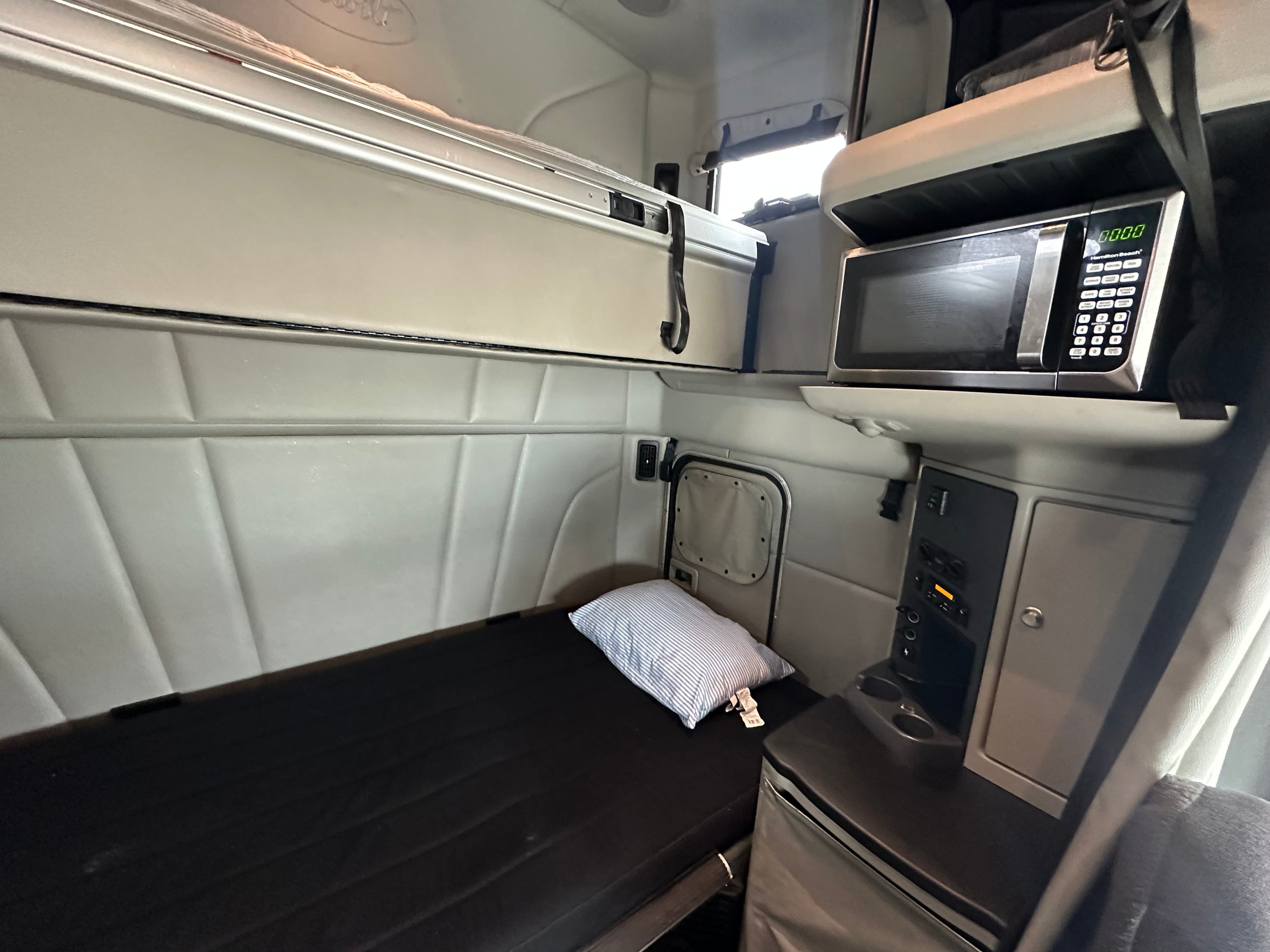 2023 Peterbilt 579 image 7