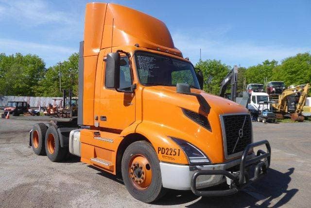 2020 Volvo VNR image 2