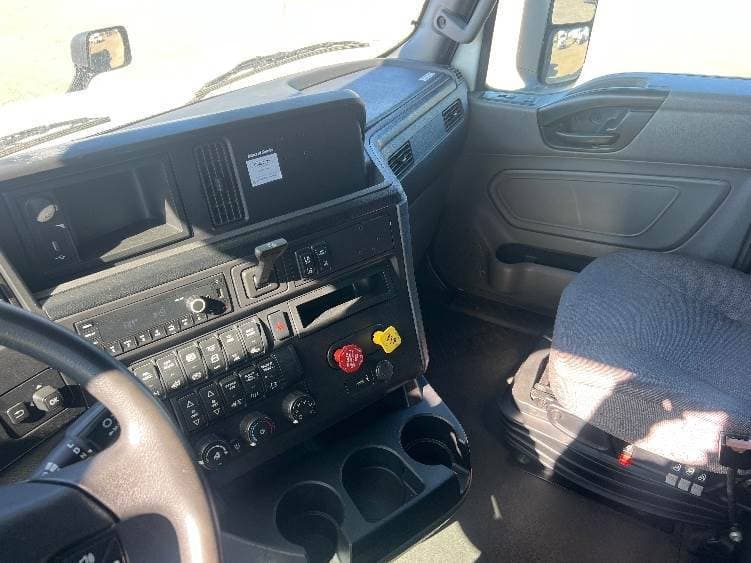 2022 International LT625 image 8