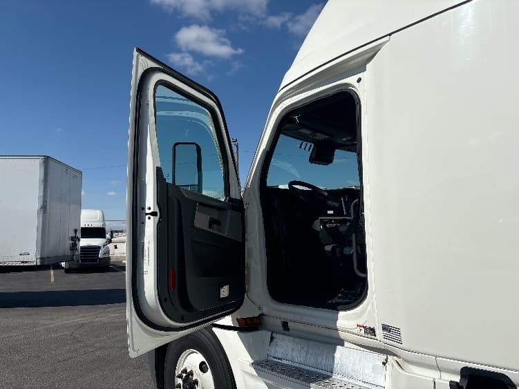 Used 2021 FREIGHTLINER Conventional - Sleeper Truck - CASCADIA 126 For Sale image 8