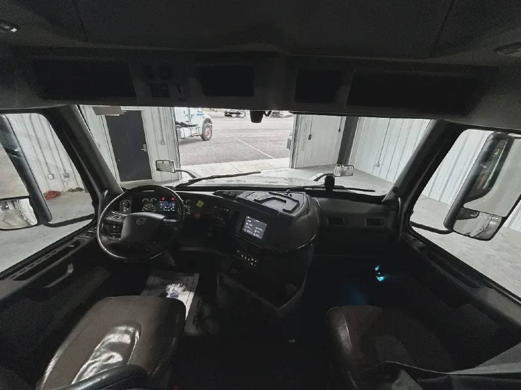 2022 Volvo VNL image 7