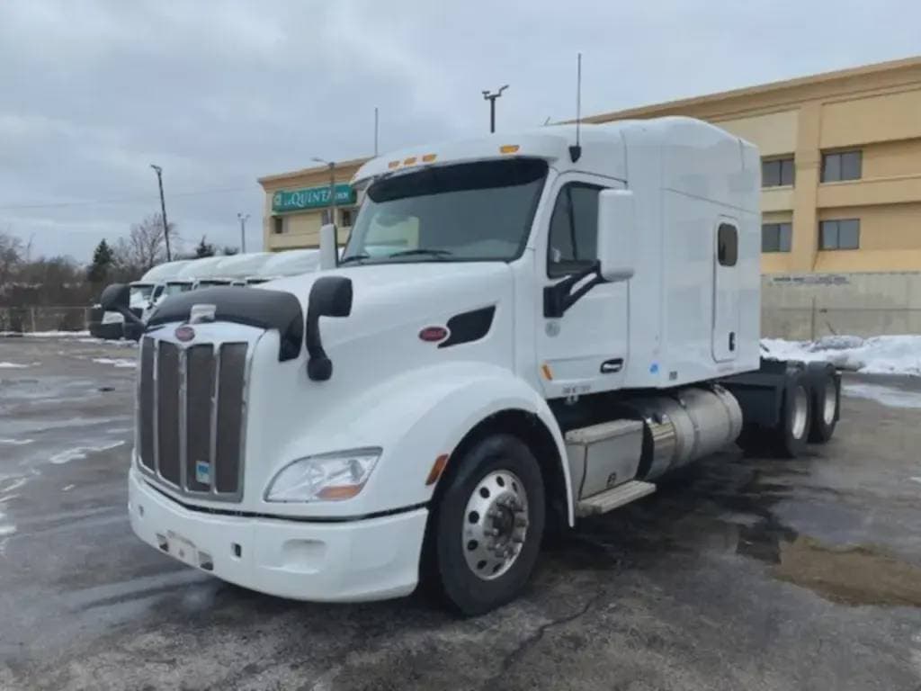 2022 Peterbilt 579 image 1