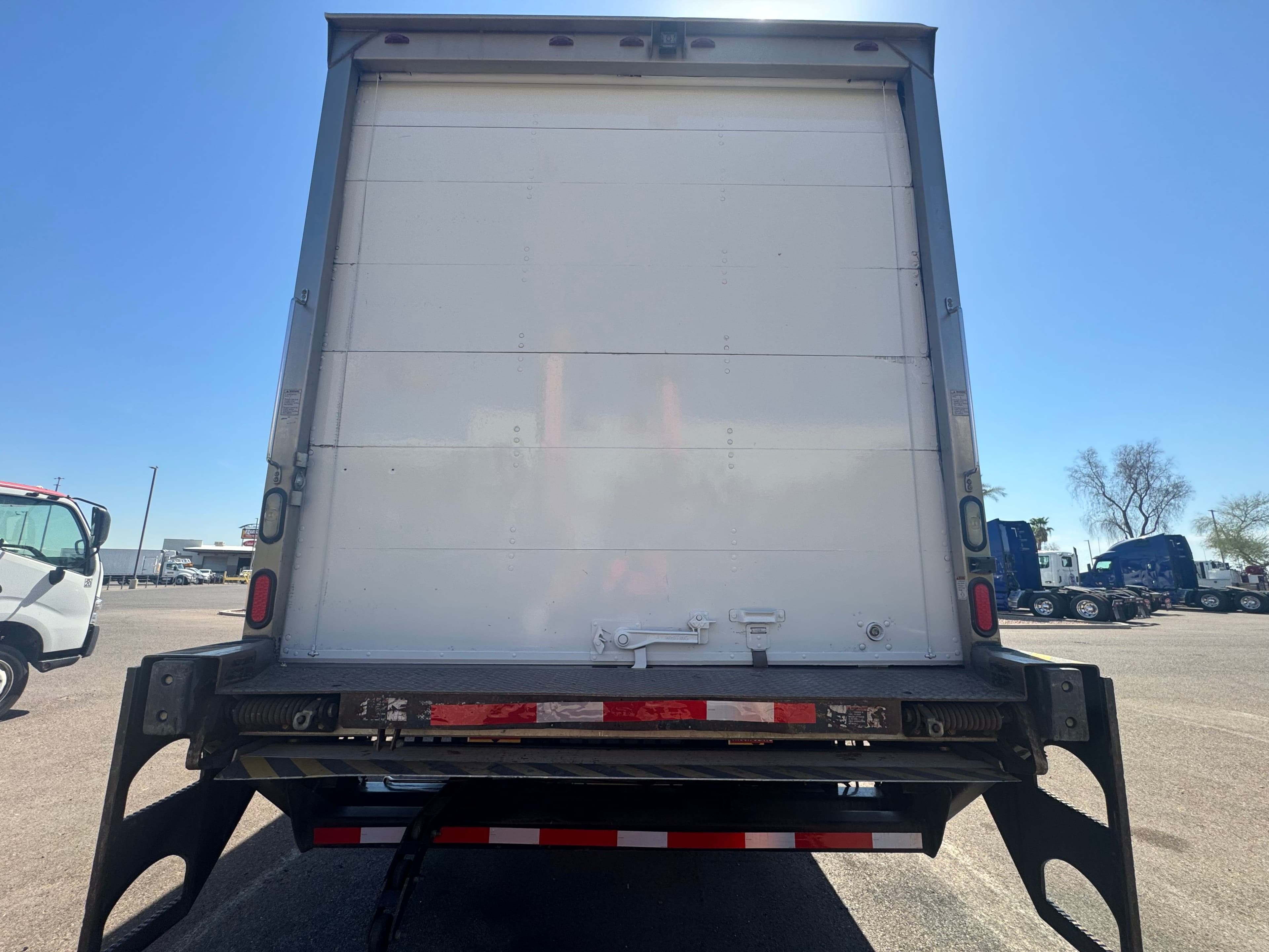 2019 Peterbilt 330 image 7