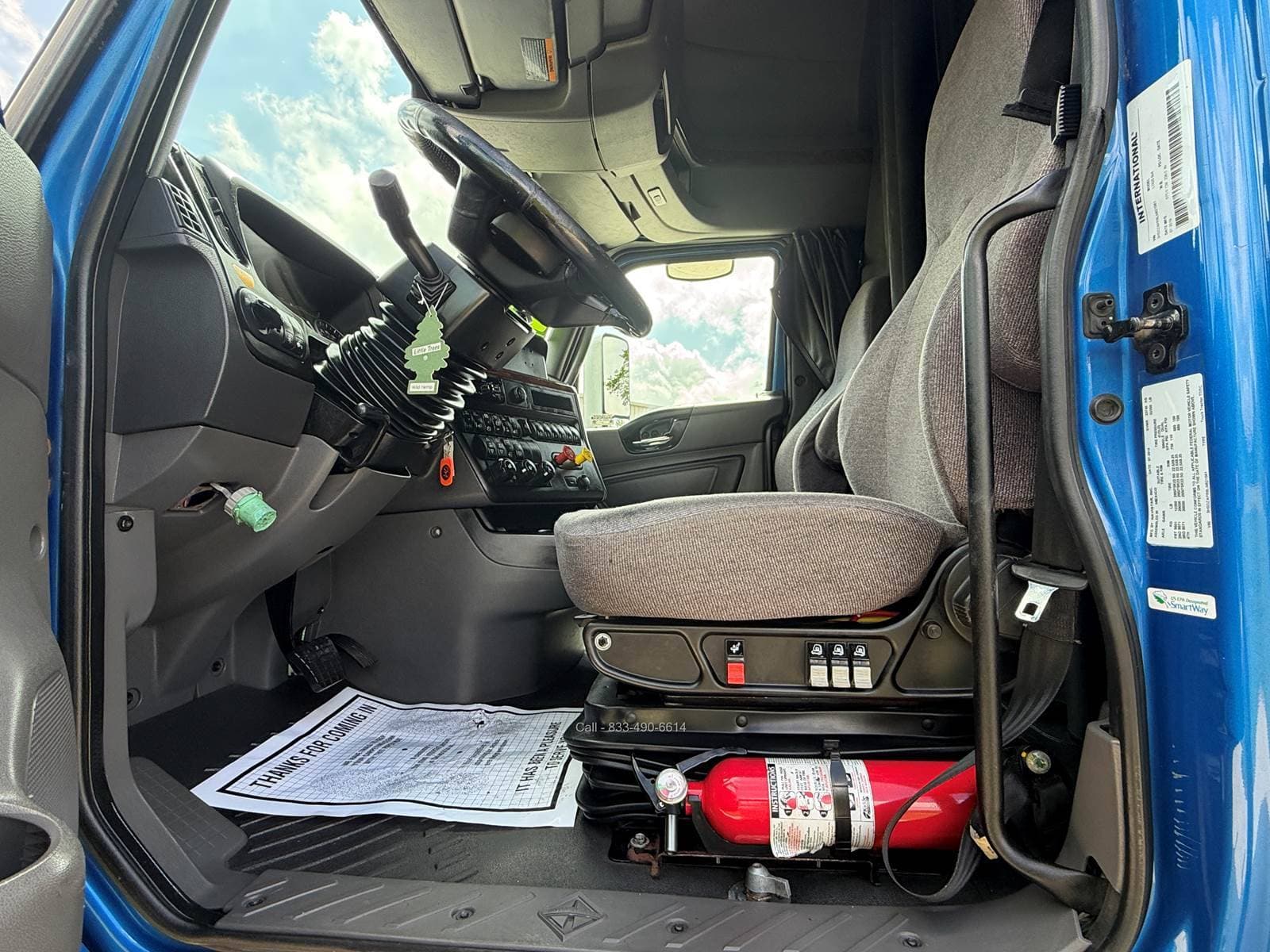 2020 International LT625 image 6