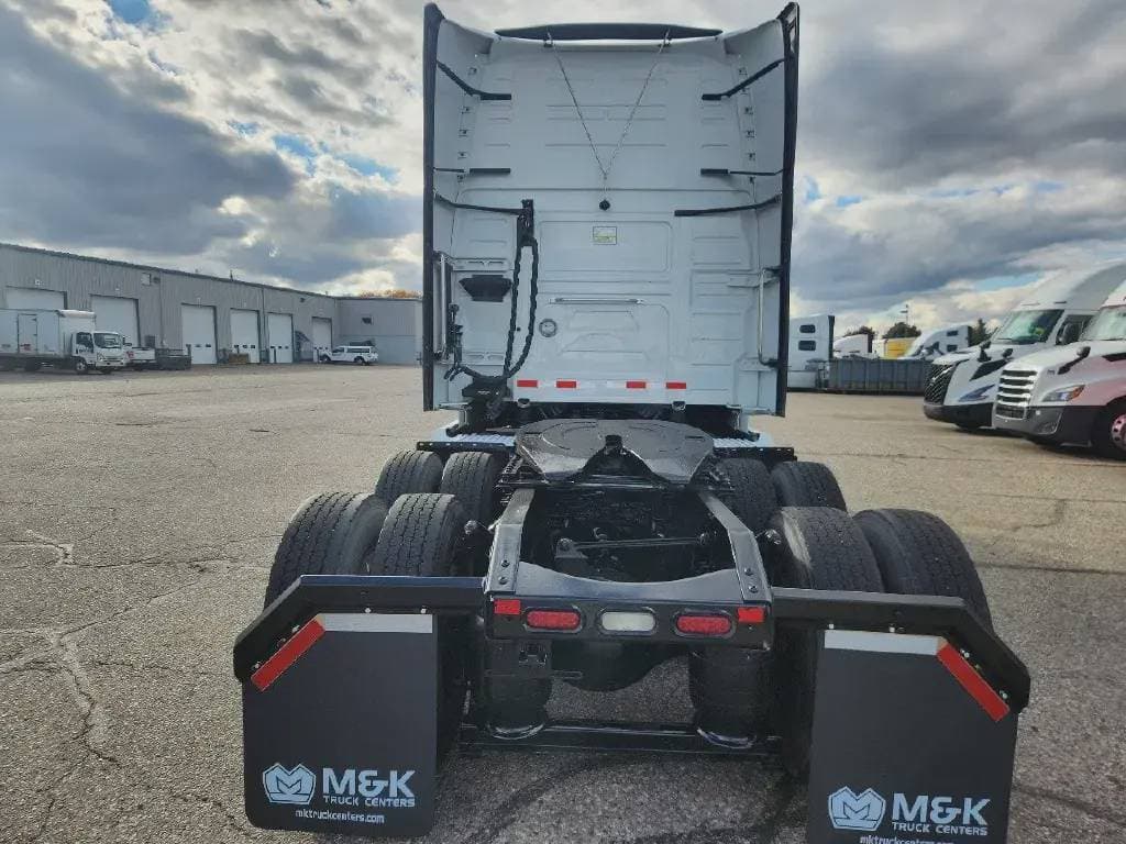 2022 Volvo VNL image 3