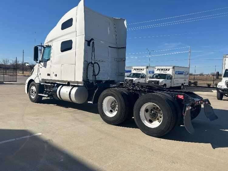 2023 Volvo VNL64760 image 4