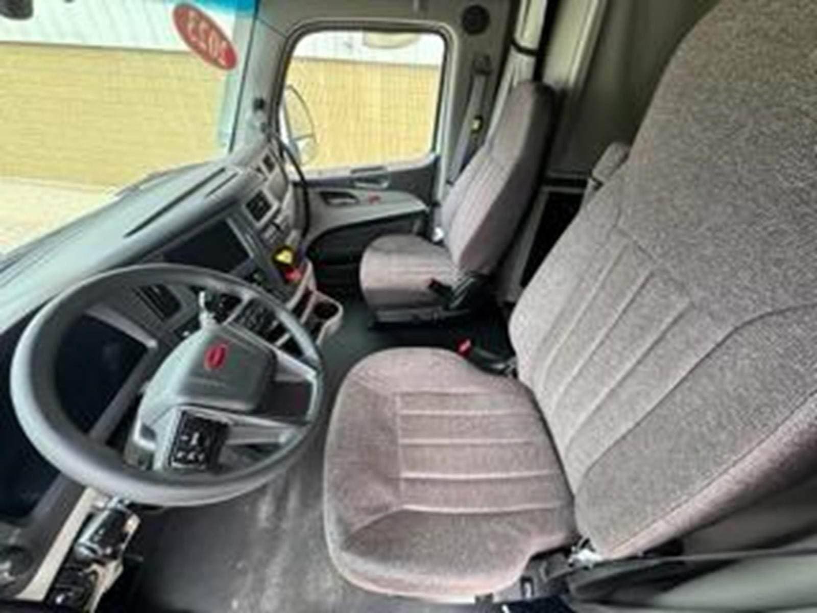2023 Peterbilt 579 image 8