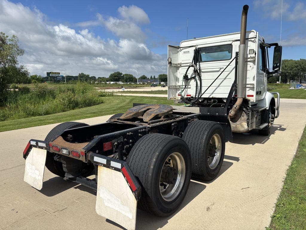 2019 Volvo VNR image 4