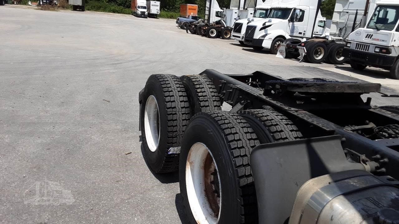 2017 VOLVO VNL64T300 image 7