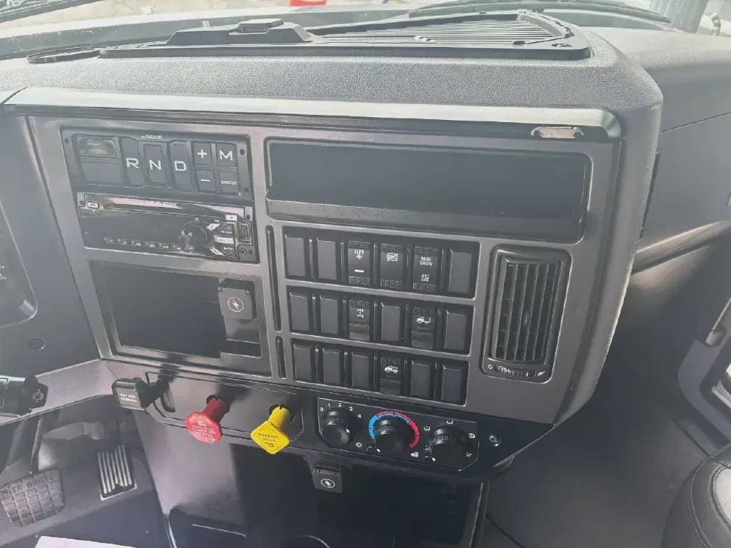 Used 2020 MACK Conventional - Sleeper Truck image 4