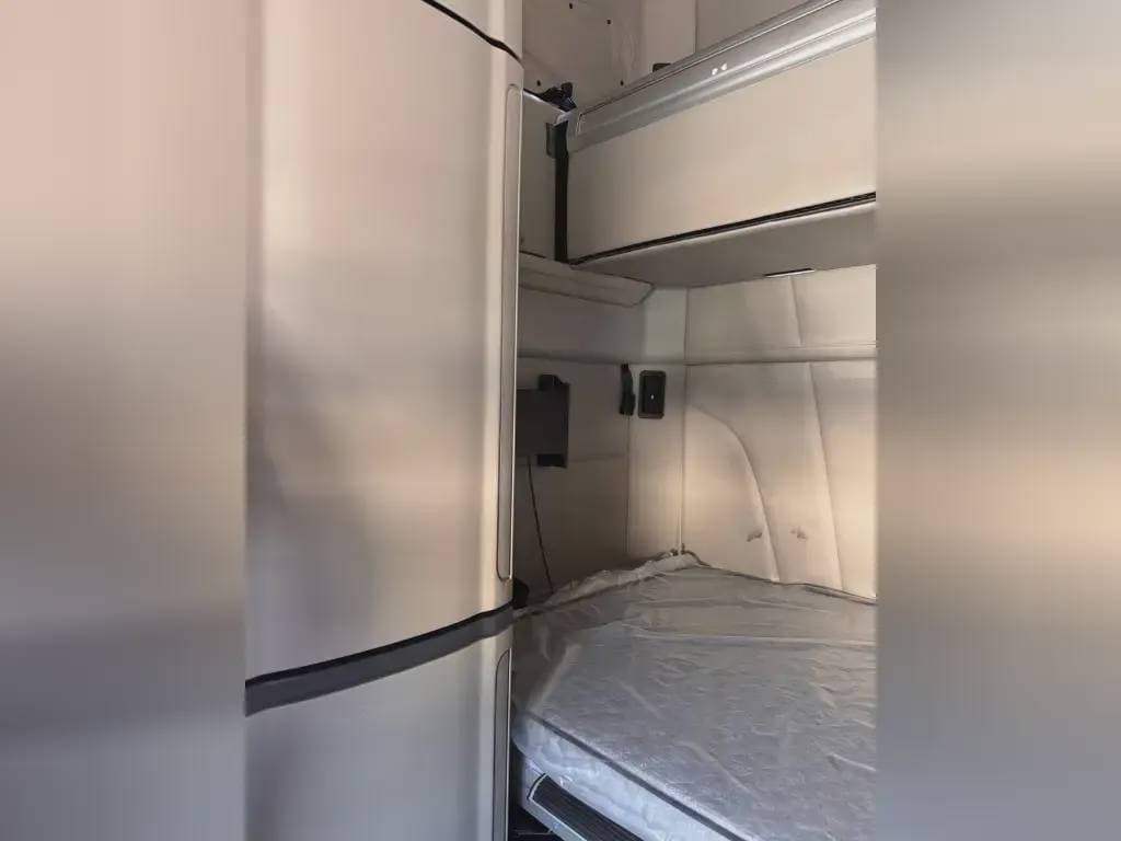 2022 Peterbilt 579 image 8