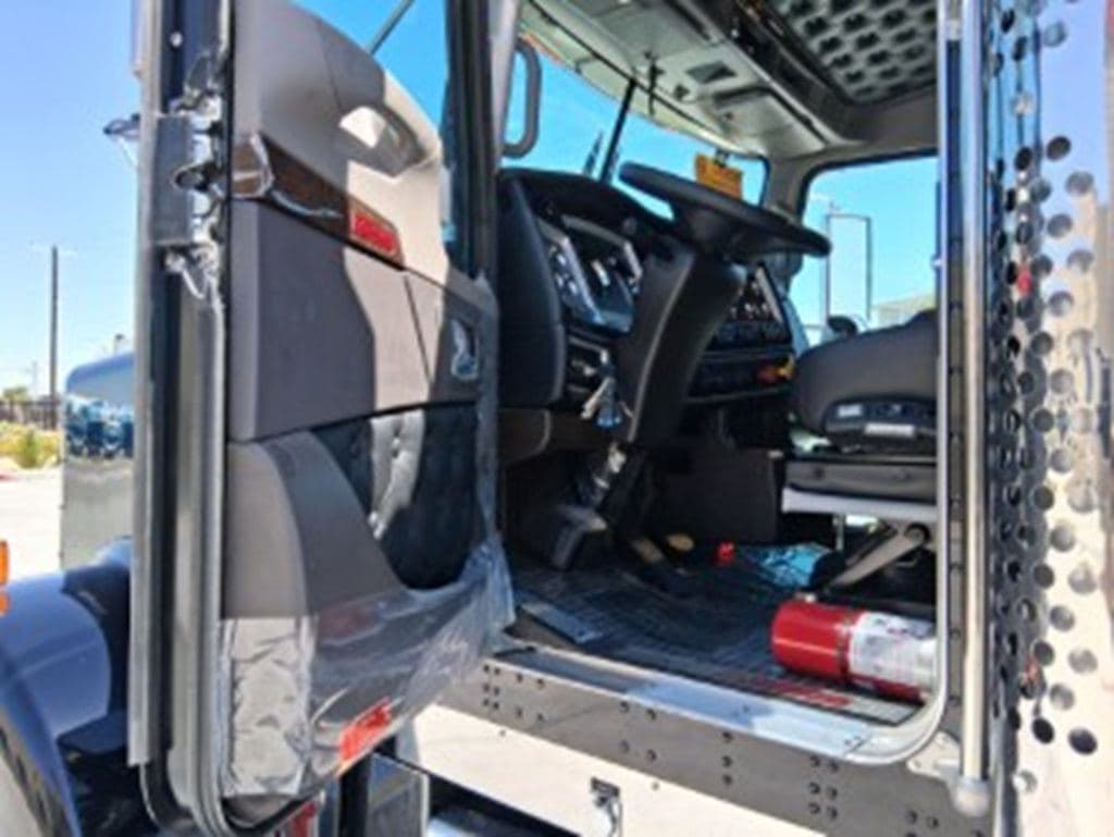 New 2027 KENWORTH W900L image 18