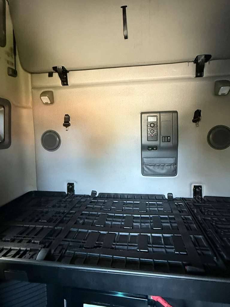 2021 Volvo VNL image 14