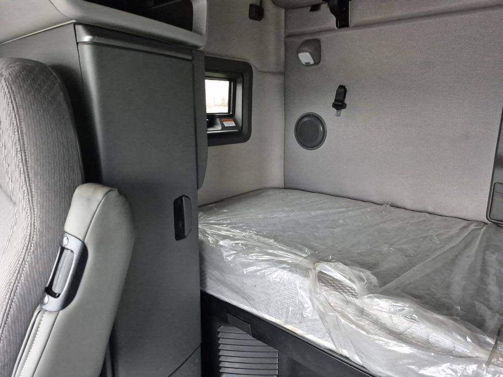 2023 Volvo VNL64T760 image 10