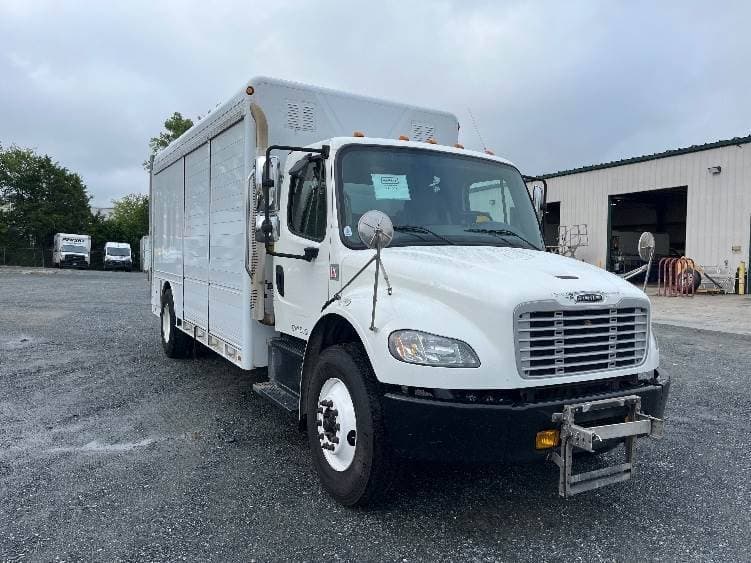 2021 Freightliner M2 image 2