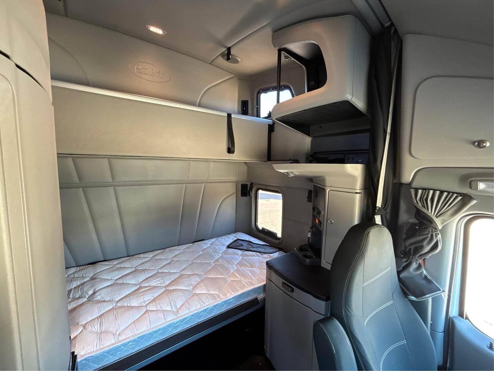 2021 Peterbilt 579 image 15