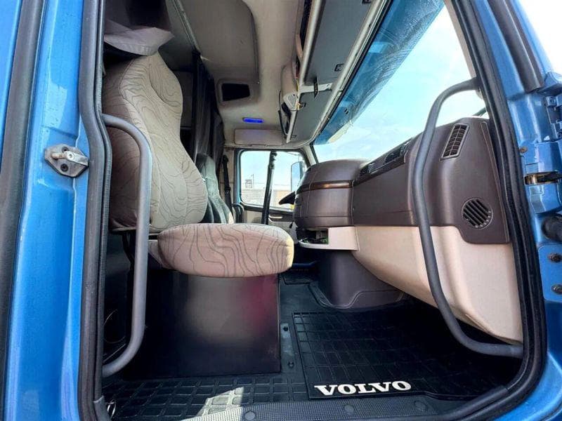 2012 Volvo VNL image 23