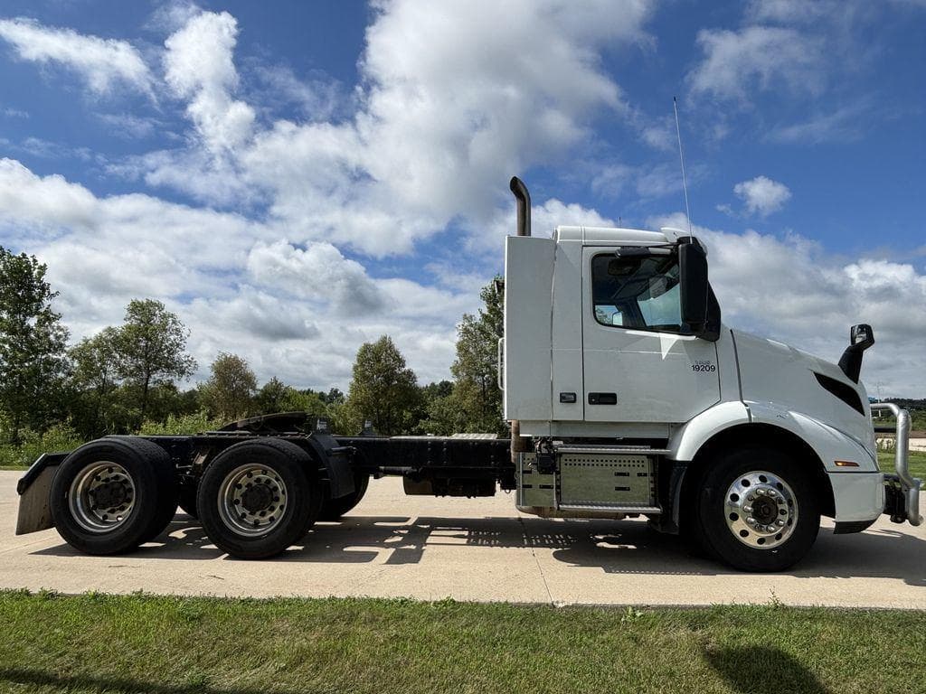 2019 Volvo VNR image 5