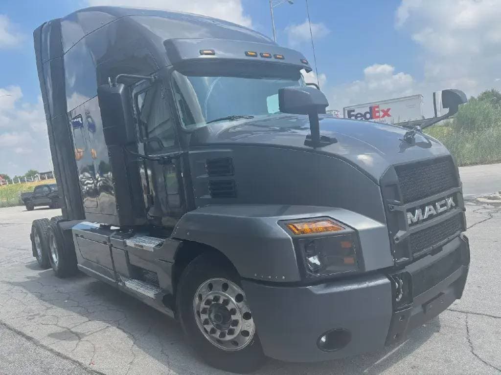Used 2020 MACK Conventional - Sleeper Truck image 2