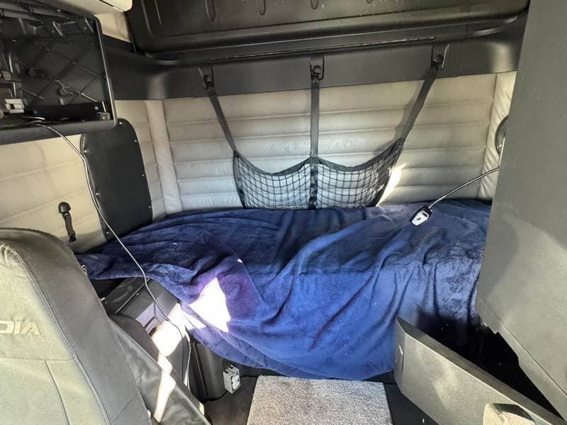 2022 Freightliner Cascadia image 2