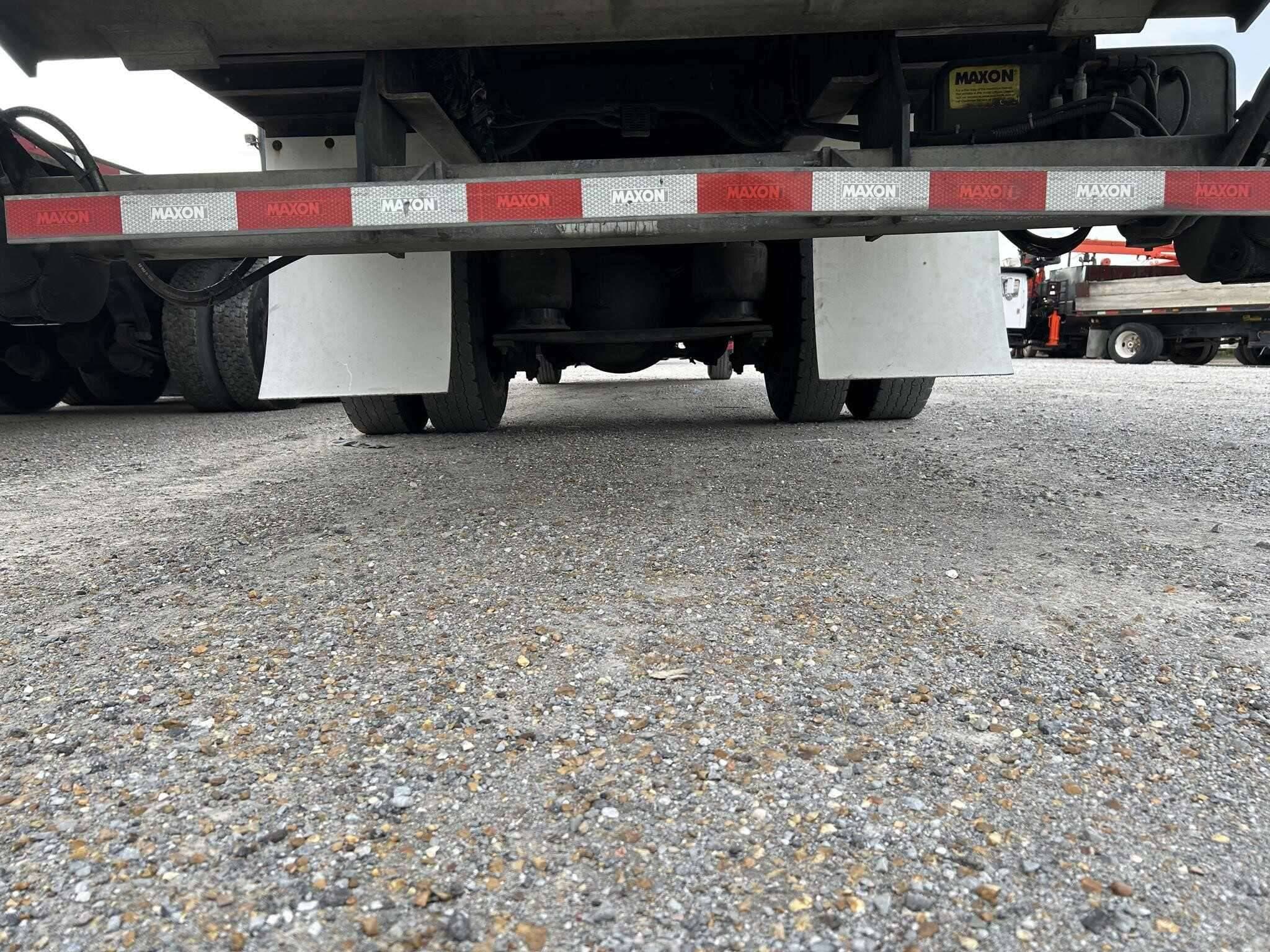 2018 Freightliner M2 image 2