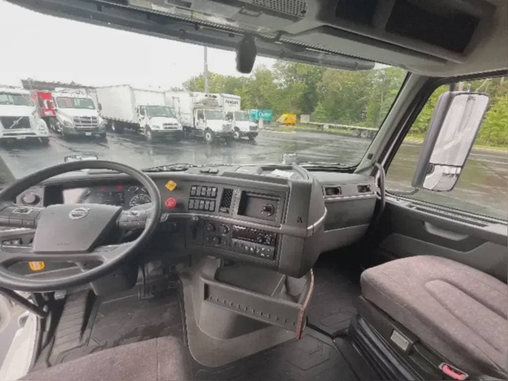 2022 Volvo VNL image 7
