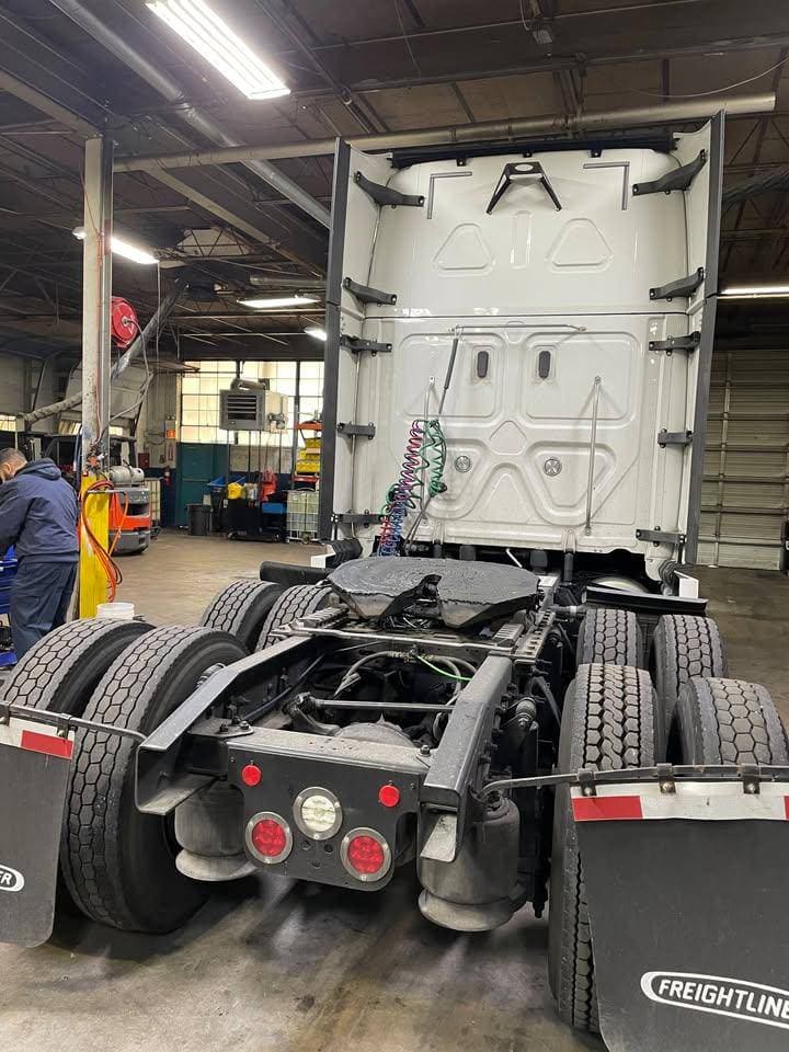 2021 Freightliner Cascadia 126 image 2