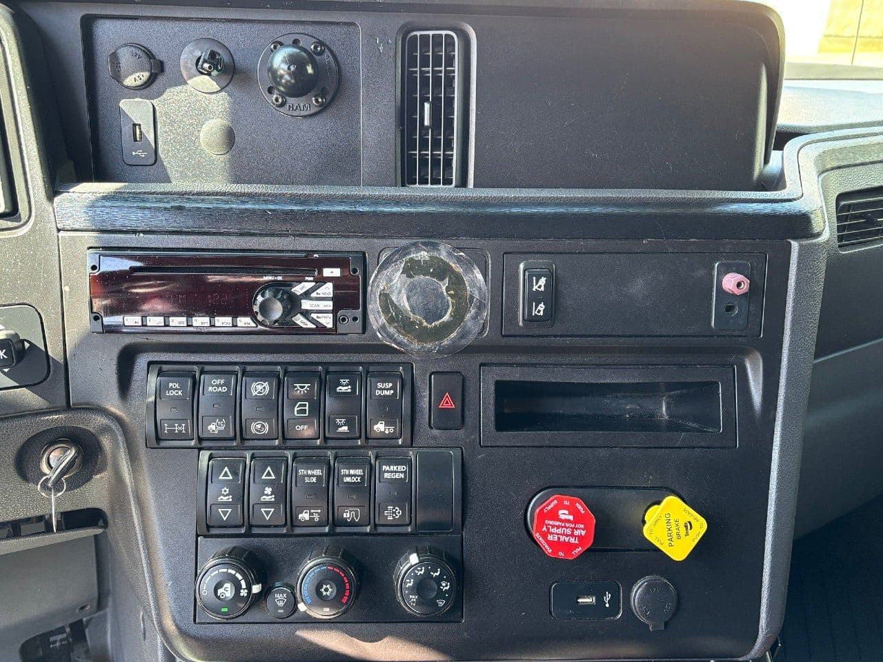 2018 International LT625 image 18