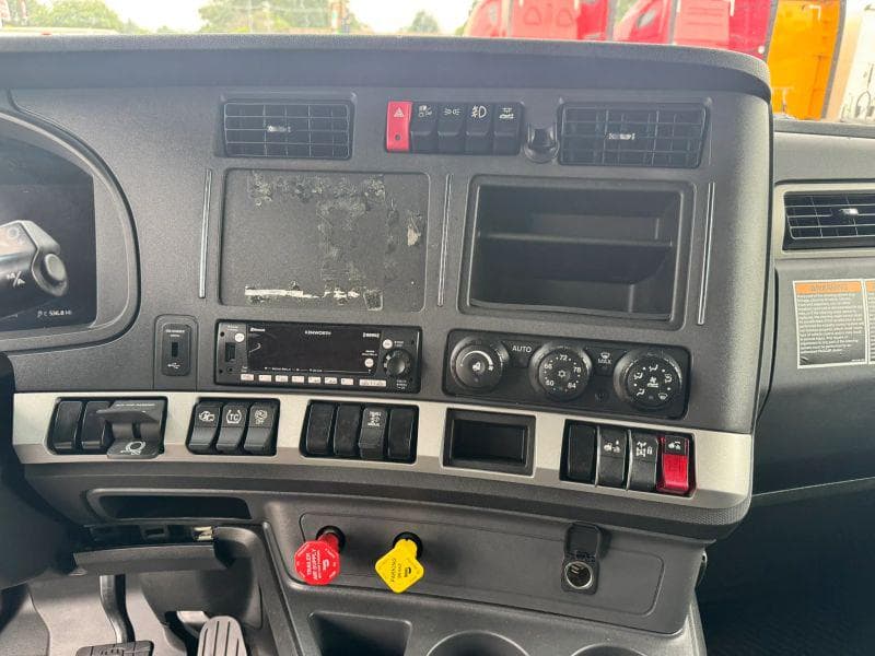 2023 Kenworth T600 image 25