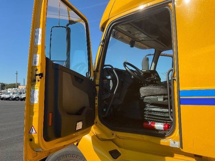 2022 Volvo VNL image 7