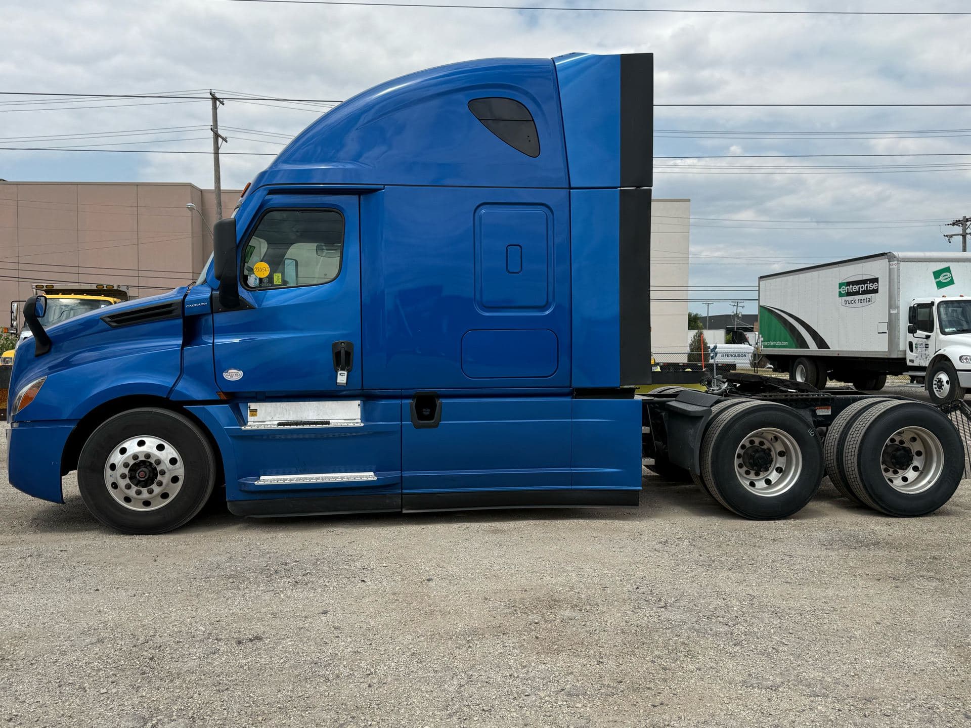 2022 Freightliner - 419k - 18k Hours - 455 HP image 3