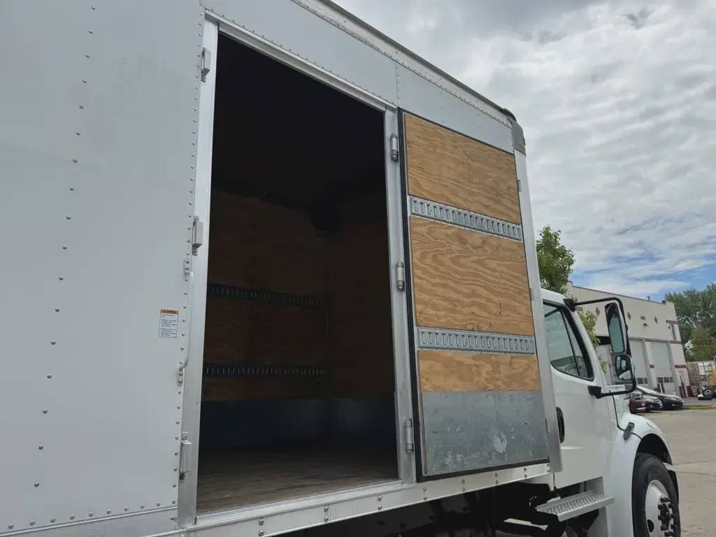 2022 Freightliner M2 image 5