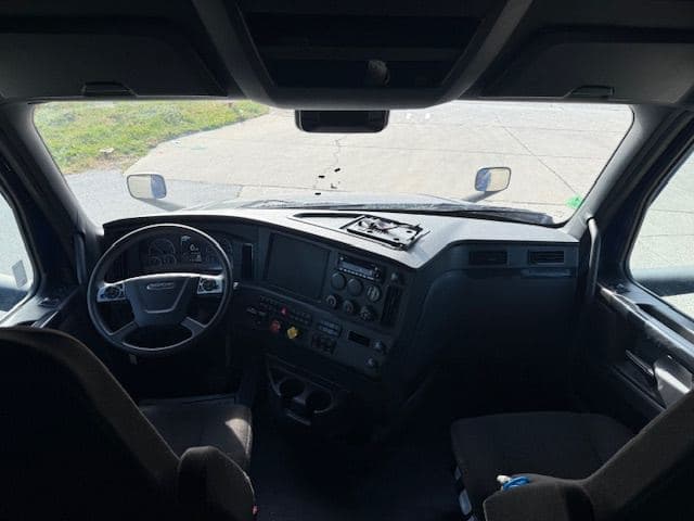 2023 Freightliner Cascadia image 7