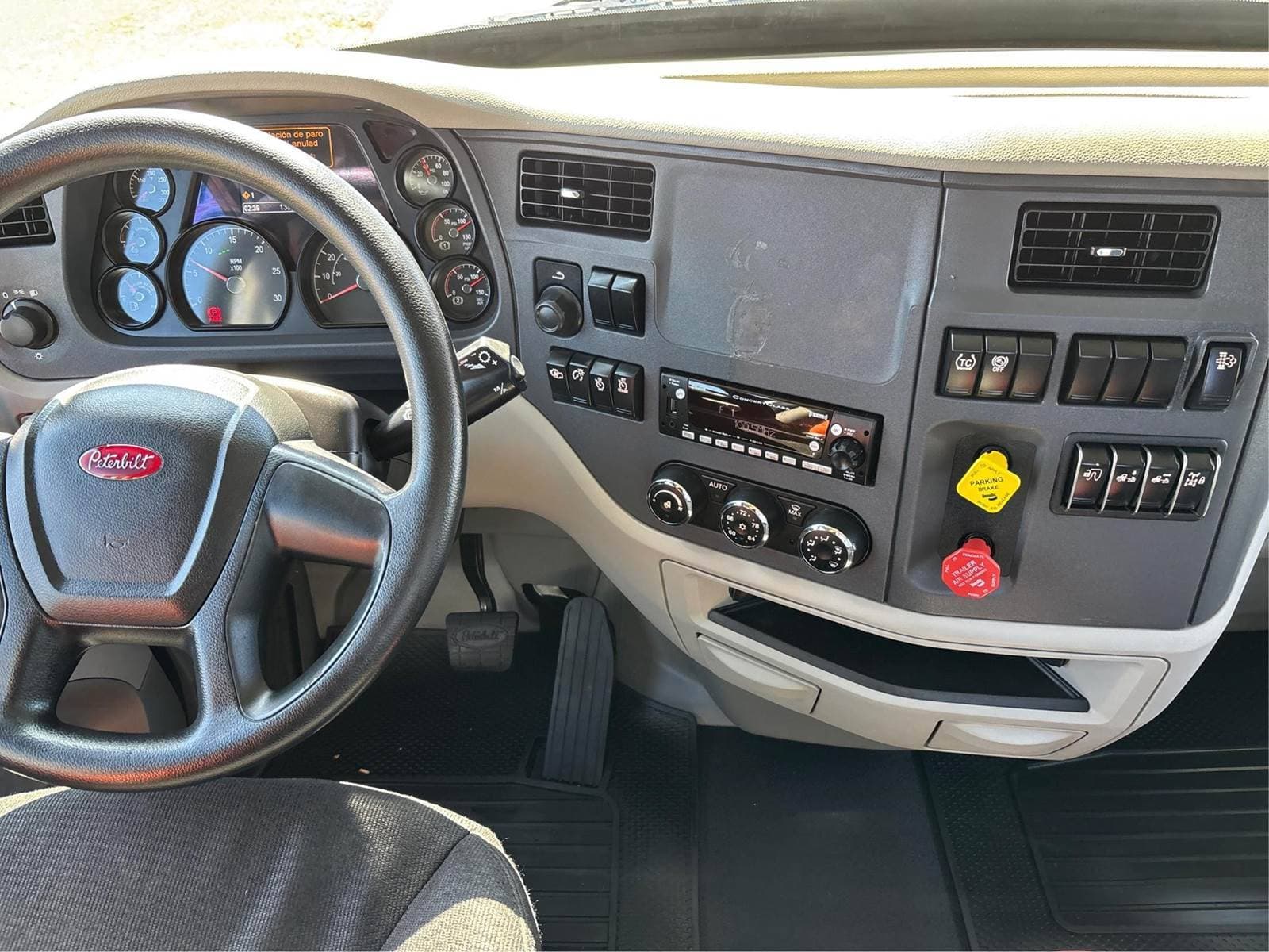 2020 Peterbilt 579 image 14