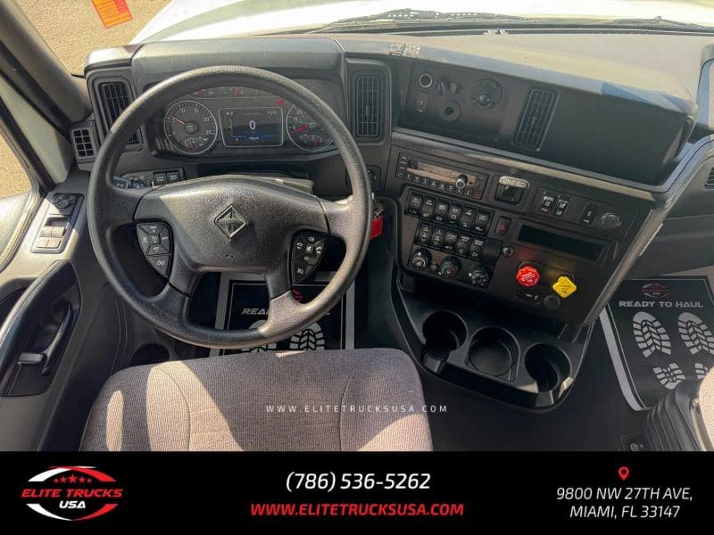 2022 International LT625 image 16
