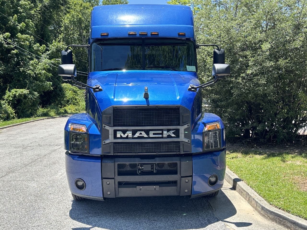 2019 Mack Anthem image 6