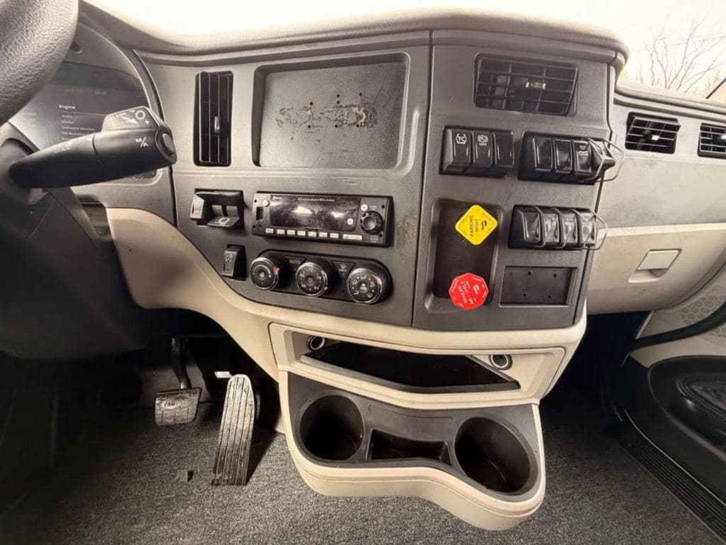 Used 2023 PETERBILT 579 image 11