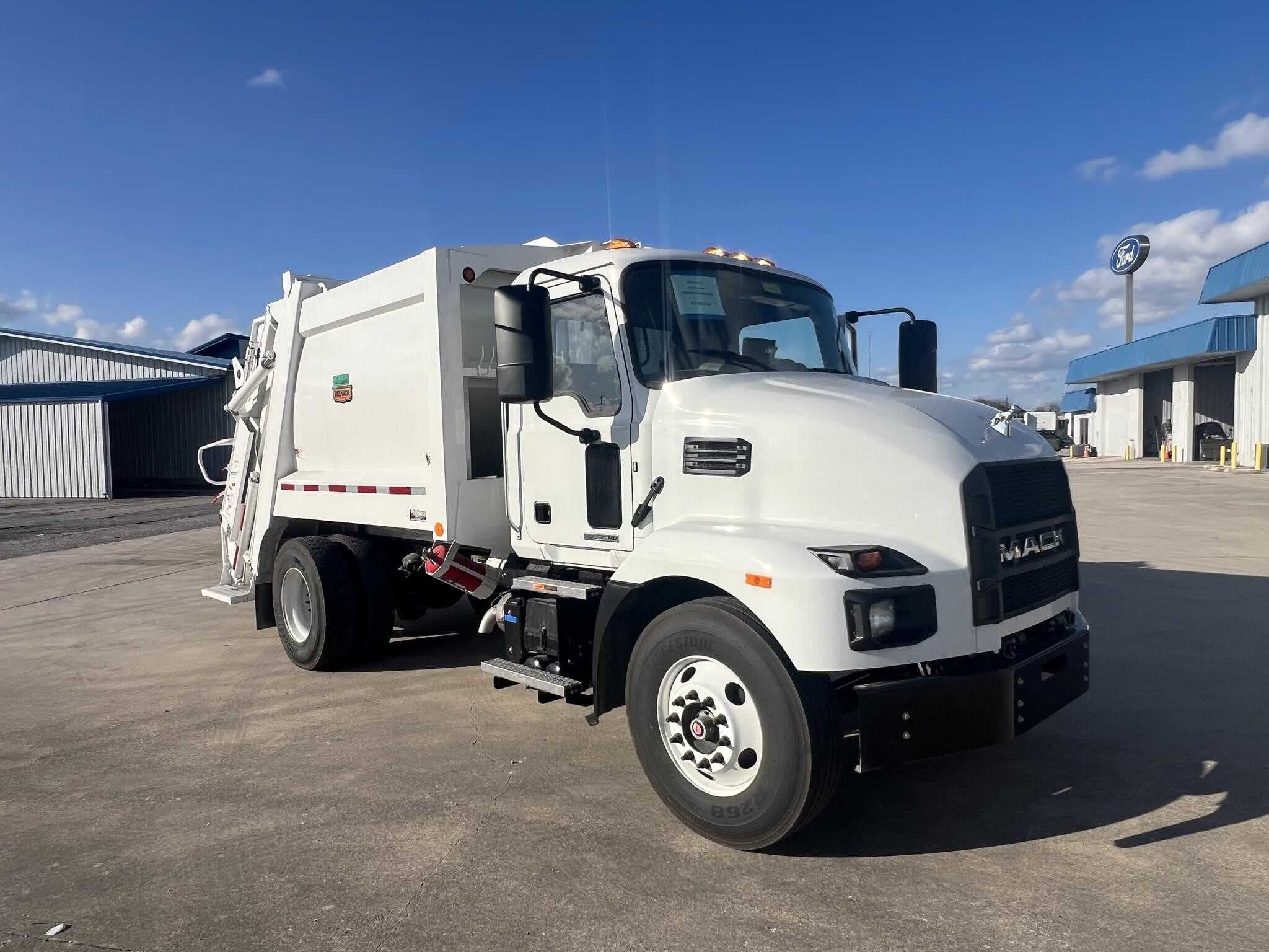 New 2024 MACK MD6 Garbage Truck image 7