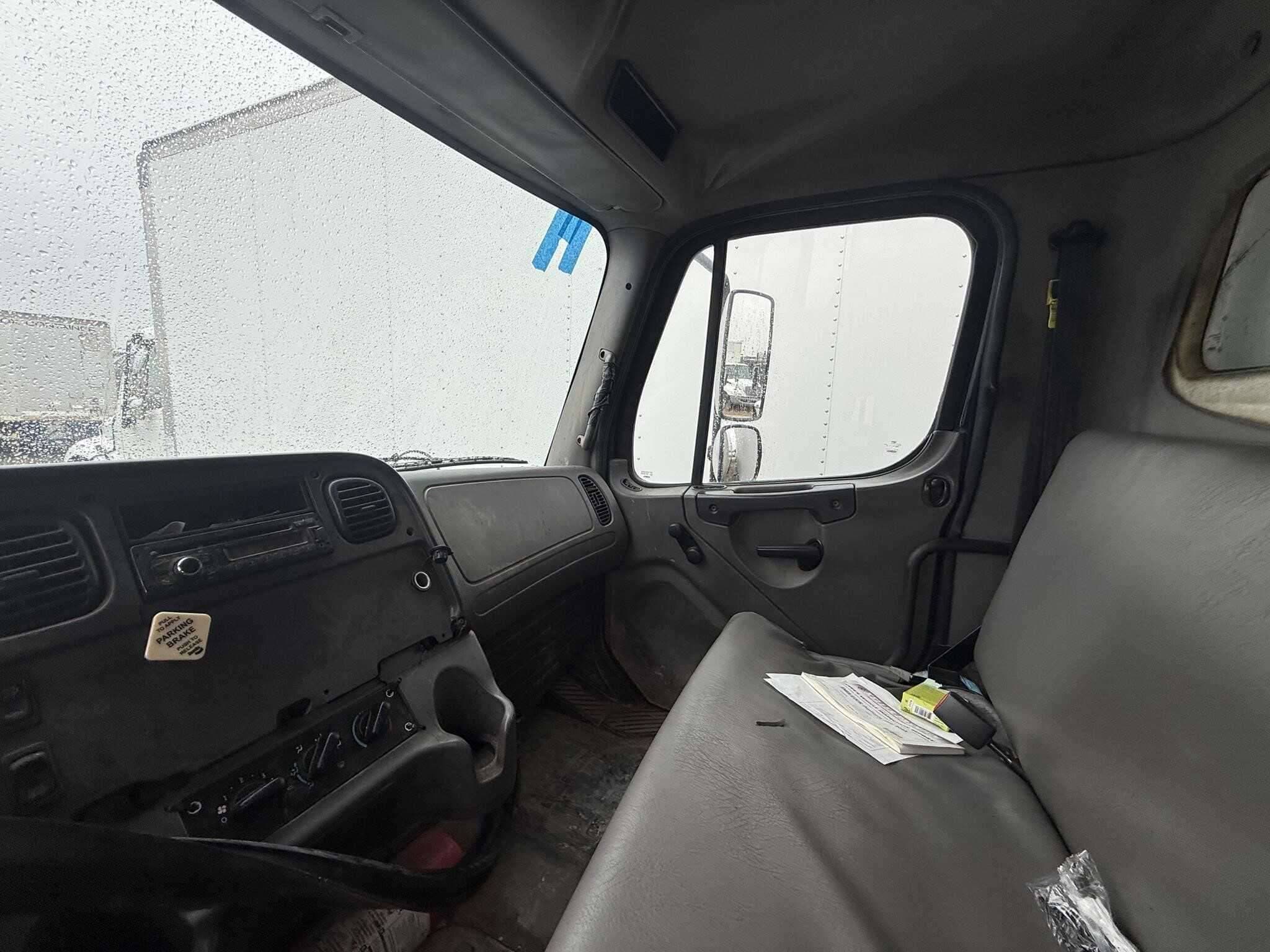 2017 Freightliner M2 image 3