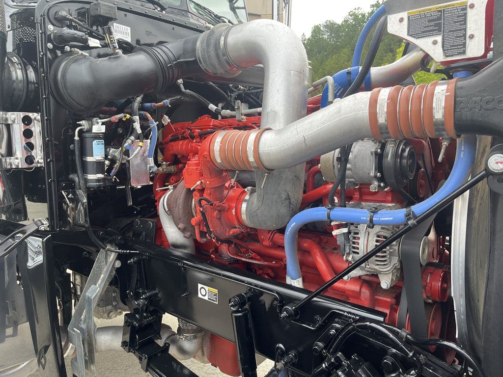 Used 2024 PETERBILT 389 image 5