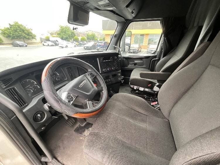 2023 Freightliner Cascadia 126 image 4