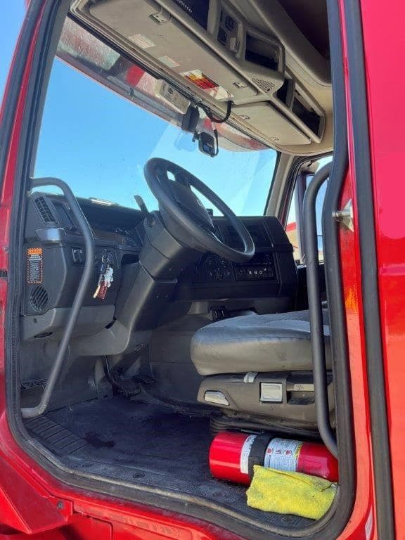 2023 Volvo VNL64T760 image 10