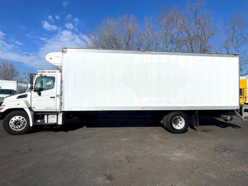 2016 Hino 268 image 4