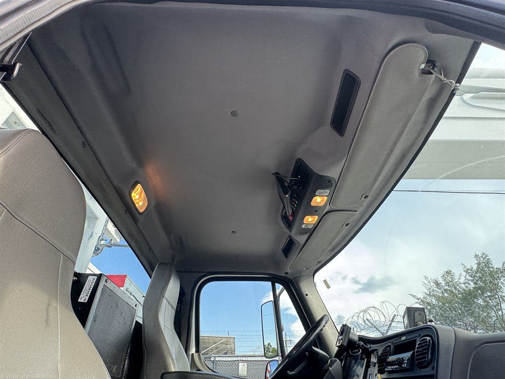 2018 Freightliner M2-106 image 58