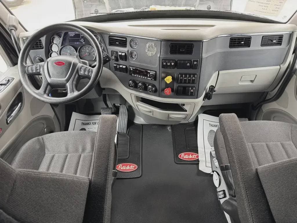 2022 Peterbilt 579 image 4