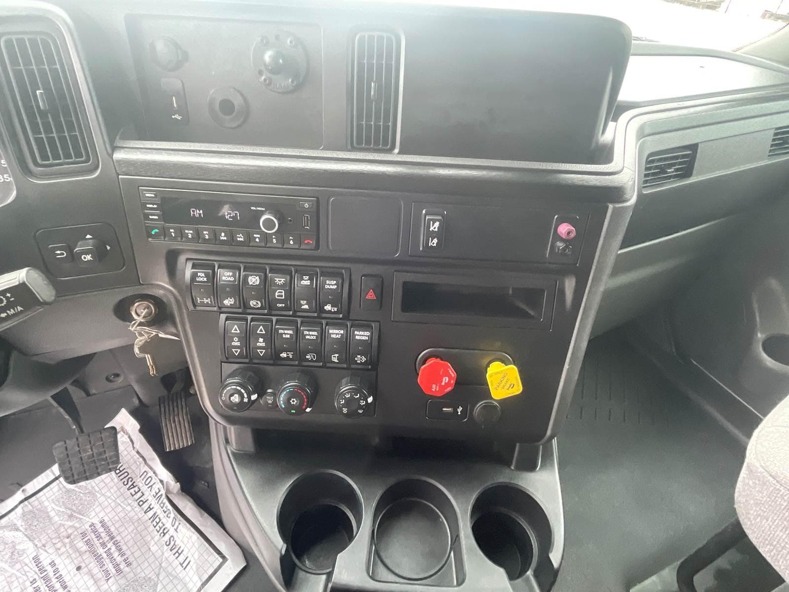2022 International LT625 Sleeper Semi Truck image 14